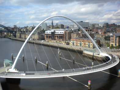 Newcastle Tyne.  Old river: Millenium Bridge